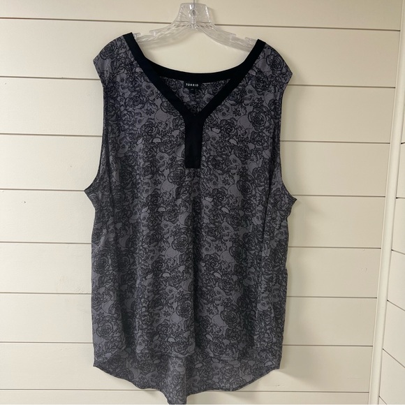 Woman’s sleeveless black and pinkish faux lace pullover top Size 3 - Picture 1 of 3